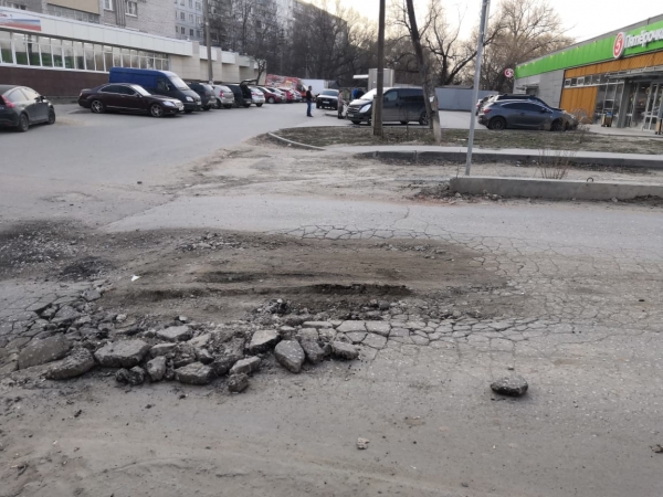 В Туле на пересечении улиц Кауля и Новомосковская строительная техника «разбомбила» дорогу 
